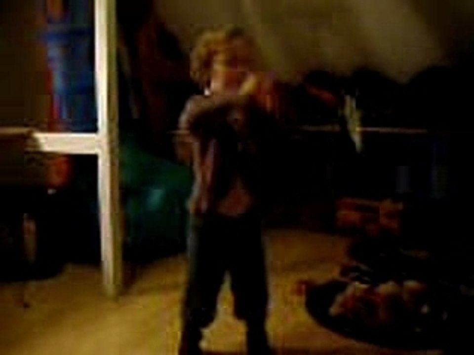 ma petite sister qui dance la teck-tonik