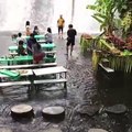 Dans ce restaurant vous pouvez  manger les pieds dans l'eau en face d'une cascade