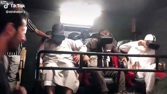3 jeunes du Yemen découvrent la réalité virtuelle... Réaction incroyable