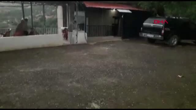 HAKKARİ Derecik'te sağanak, cadde ve sokakları göle dönüştürdü