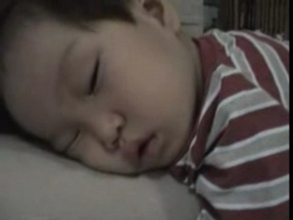 Sleeping Child　立ち寝の2歳坊主