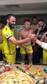 Kadri Veseli këndon me futbollistët “Për Kosovë jetën dojmë me dhanë”