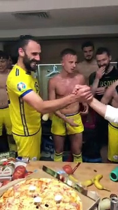 Kadri Veseli këndon me futbollistët “Për Kosovë jetën dojmë me dhanë”