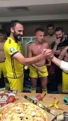 Kadri Veseli këndon me futbollistët “Për Kosovë jetën dojmë me dhanë”