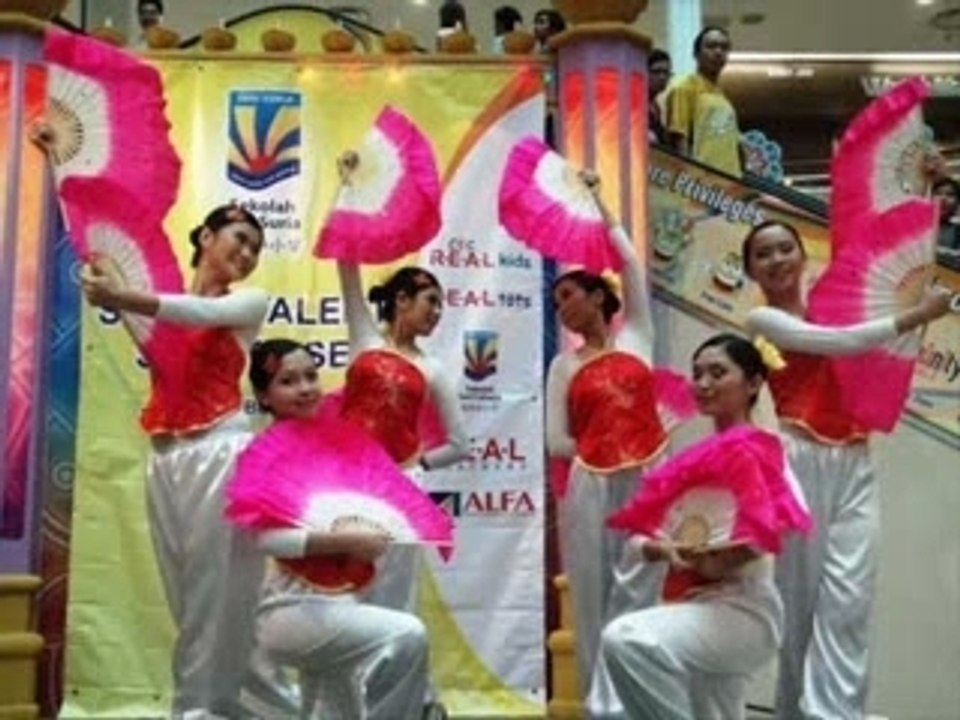 high school students show dancing talents