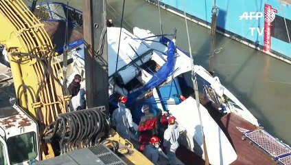 Hungria retira da água embarcação que naufragou