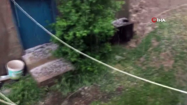 Altınyayla'da etkili olan dolu yağışı ilçeyi beyaza bürüdü
