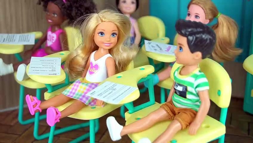 Barbie Chelsea Ayuda al Nuevo Niño en La Clase - Historias con Muñecas - Juguetes de Titi - Vidéo Dailymotion