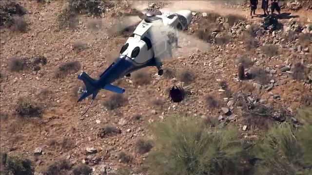 Cụ già bị thương xoay tít giữa không trung khi được trực thăng đến cứu