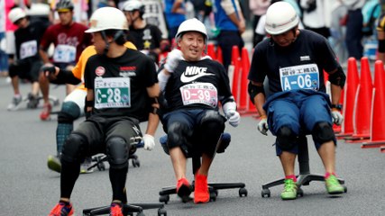 فيديو وصور: سباق كراسي المكاتب المتحركة.. مرح وسقوط بلا دموع