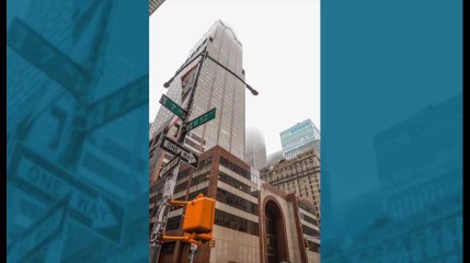 New York: un hélicoptère s’est écrasé lundi sur un immeuble de Manhattan