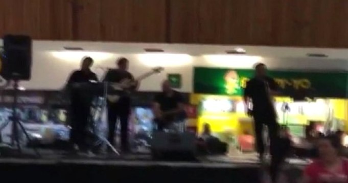 Sosyal medyayı sallayan görüntü: AVM'yi su bastı, müzisyenler Titanik filminin müziğini çaldı