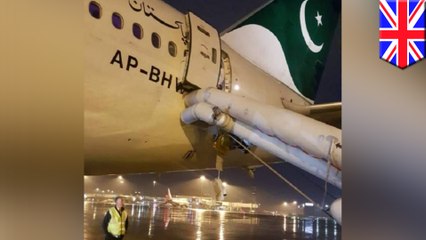 Woman mistakes emergency exitfor toilet and delays flight
