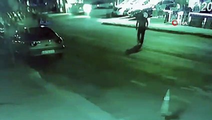 Motosikletli sürücü yolun karşısına geçmeye çalışan yayaya böyle çarptı