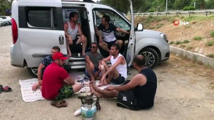 Otellerde yer bulamayan Ankaralılardan sahildeki oyun havası renkli anlara sahne oldu