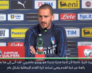 لقطة: كرة قدم: مانشيني يساعد كرة القدم الإيطالية- بونوتشي