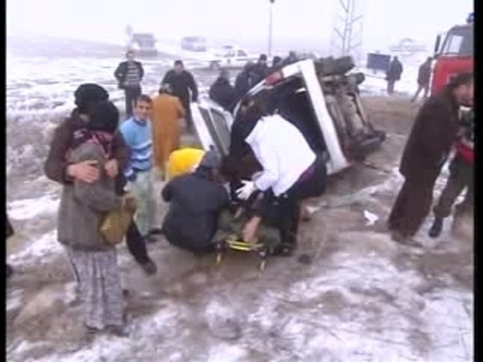 Kar küreme aracı kayarak duran araca çarptı