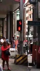 Un amusant feu de passage piéton aux Philippines