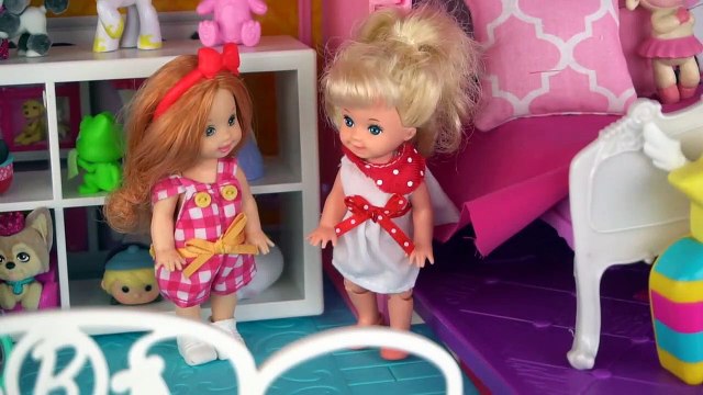 Dia de Navidad con Bebes de Elsa y Ana Abriendo sus Regalos y Juguetes - Cuentos Navideños