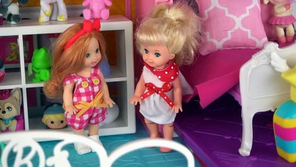 Dia de Navidad con Bebes de Elsa y Ana Abriendo sus Regalos y Juguetes - Cuentos Navideños