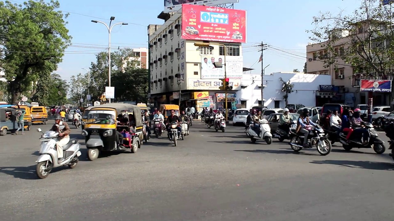 Udaipur, rajasthan: straßenverkehr auf dem surajpole-kreisel / road traffic at the surajpole roundabout. rin077943