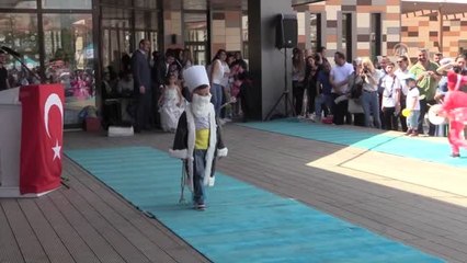 Anaokulu öğrencilerinden geri dönüşüm defilesi