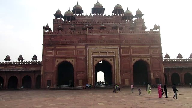 Jama Masjid in Fatehpur Sikri, Uttar Pradesh, India. 360° panning on the courtyard of the Friday Mosque. UIN079093