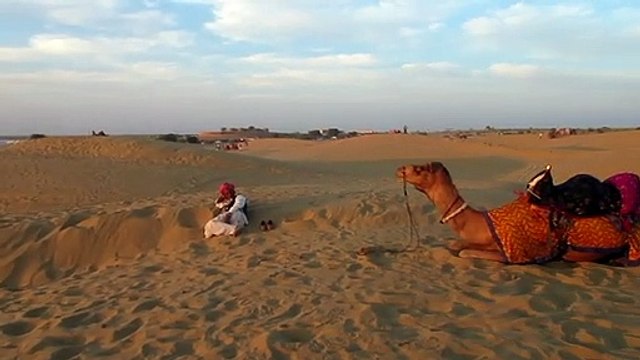 Jaisalmer: Camel ride and sunset in the Thar desert / tour en chameau et coucher de soleil / Kamelritt und Sonnenuntergang. UIN078718
