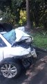 Carro destruído após acidente na Serra