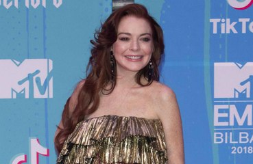 Lindsay Lohan 'reza' por su examiga Paris Hilton