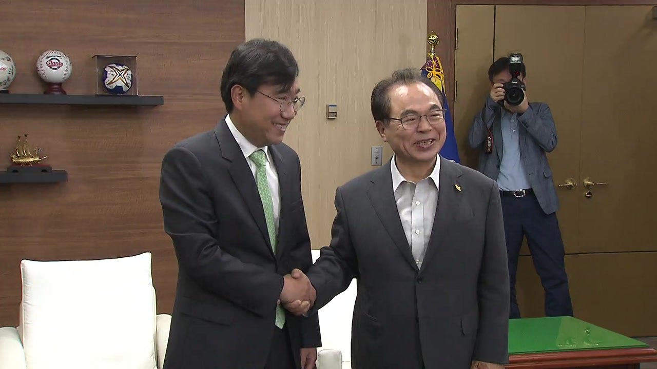 [부산] 양정철 부산시청 방문 오거돈 시장과 환담 / YTN