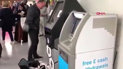 DHA DIŞ - İngiltere'de bir ATM para saçtı