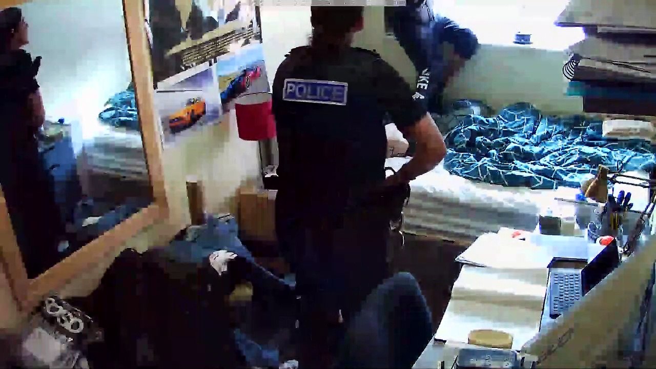 Un étudiant aide à l'arrestation d'un homme en fuite qui atterrit dans sa chambre