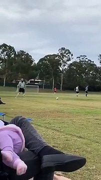 Il marque un but par un coup franc de 70 mètres sur le terrain !