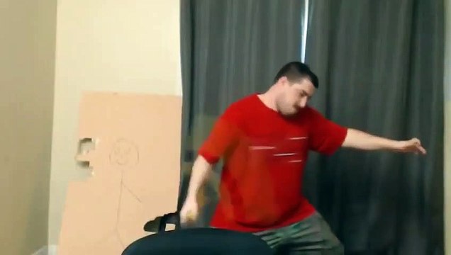 Pro du Nunchuck ? Il le détruit en s'entrainant aux arts martiaux