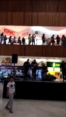 Un groupe joue la musique du Titanic dans un centre commercial en pleine inondation