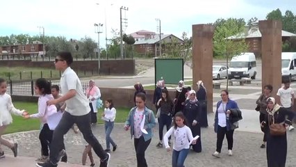 Öğrenciler Selçuklu Meydan Mezarlığı'nda ders yaptı