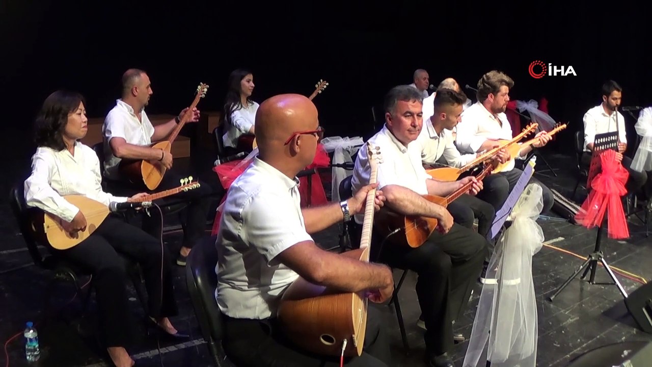 - Japon Takabe saz çalıp türkü söyledi