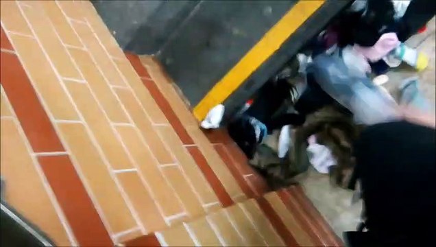 Bahn-bahnhof-eisenbahn-kaputt-dreck-longerich-bahnhof-pisse-kinderkleidung-juni-2019