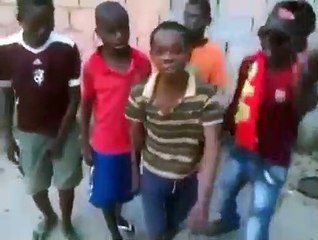 Le jeu de ces enfants finit par une bagarre. A mourir de rire !