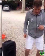 Ce touriste est devenu un vrai danseur ivoirien. Admirez le !