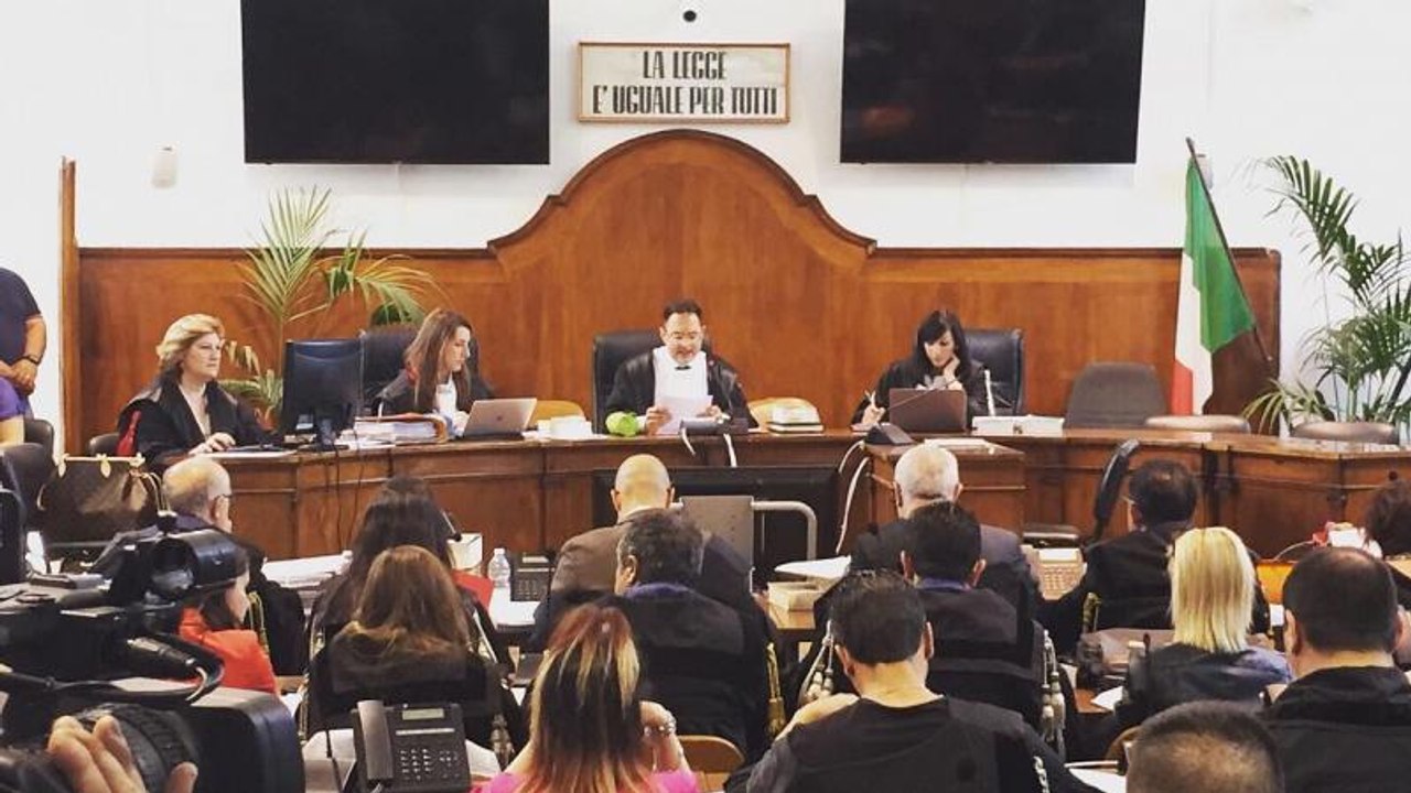 Weil er Flüchtlingen geholfen hat: Ex-Bürgermeister vor Gericht