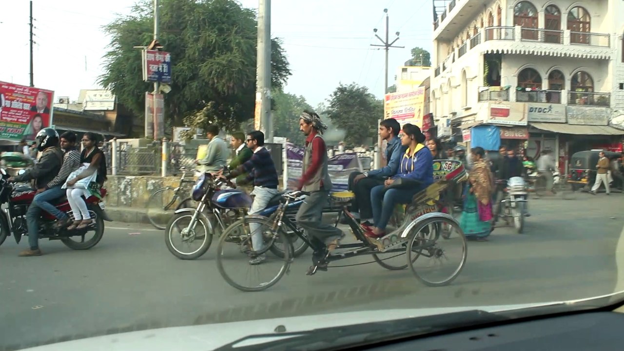 Autofahrt im Stadtverkehr von Hardoi / car drive in a city in India / voyage en voiture dans Inde. RIN080115