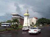 Samoa, Apia: Glockenmelodie am Uhrturm / la mélodie des cloches de la tour horloge / clock tower bells melody. UWS004182