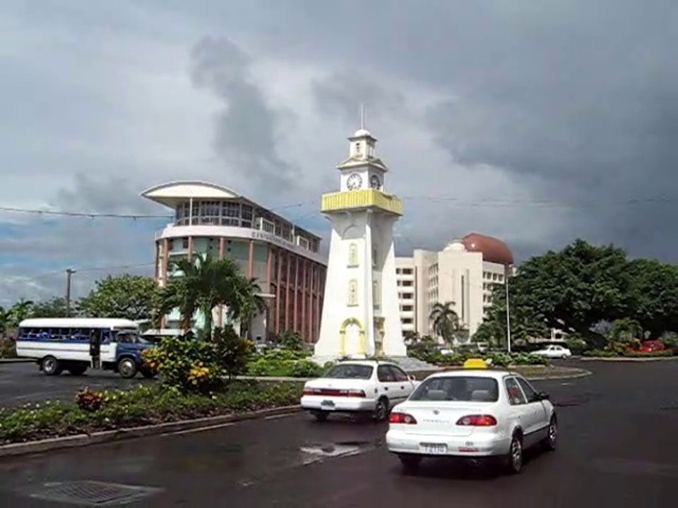 Samoa, Apia: Glockenmelodie am Uhrturm / la mélodie des cloches de la tour horloge / clock tower bells melody. UWS004182