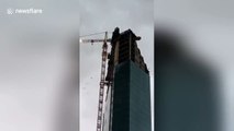 Strong winds see debris ripped from Dallas skyscraper under construction