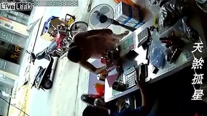 Quand un scooter démarre tout seul et percute un motard... Mystérieux