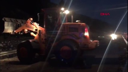 İzmir- Manisa yolu heyelan nedeniyle trafiğe kapandı