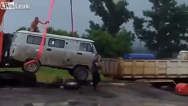 Ils tentent de charger un Van sur un camion avec une pelleteuse... MAUVAISE IDEE !