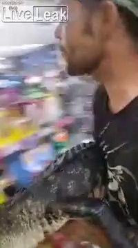 Faire ses courses au supermarché avec un crocodile dans les bras...